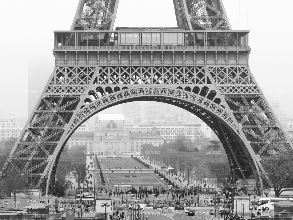 Eiffel Tower, París, France.
A typical day for locals, a dream day for tourists... Misty winter day just to give a movie tone to the moment.