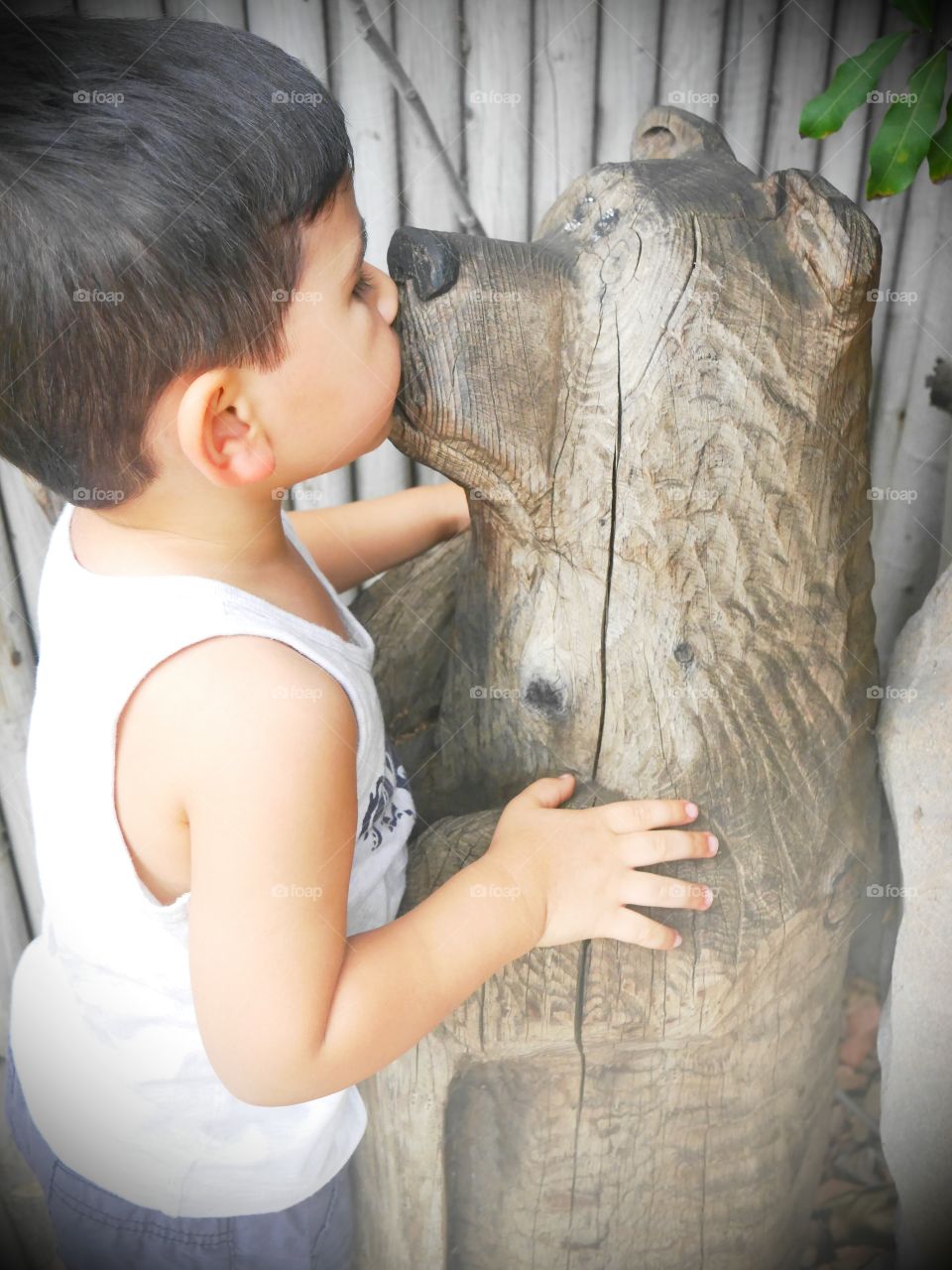 bear. kissing carved bear