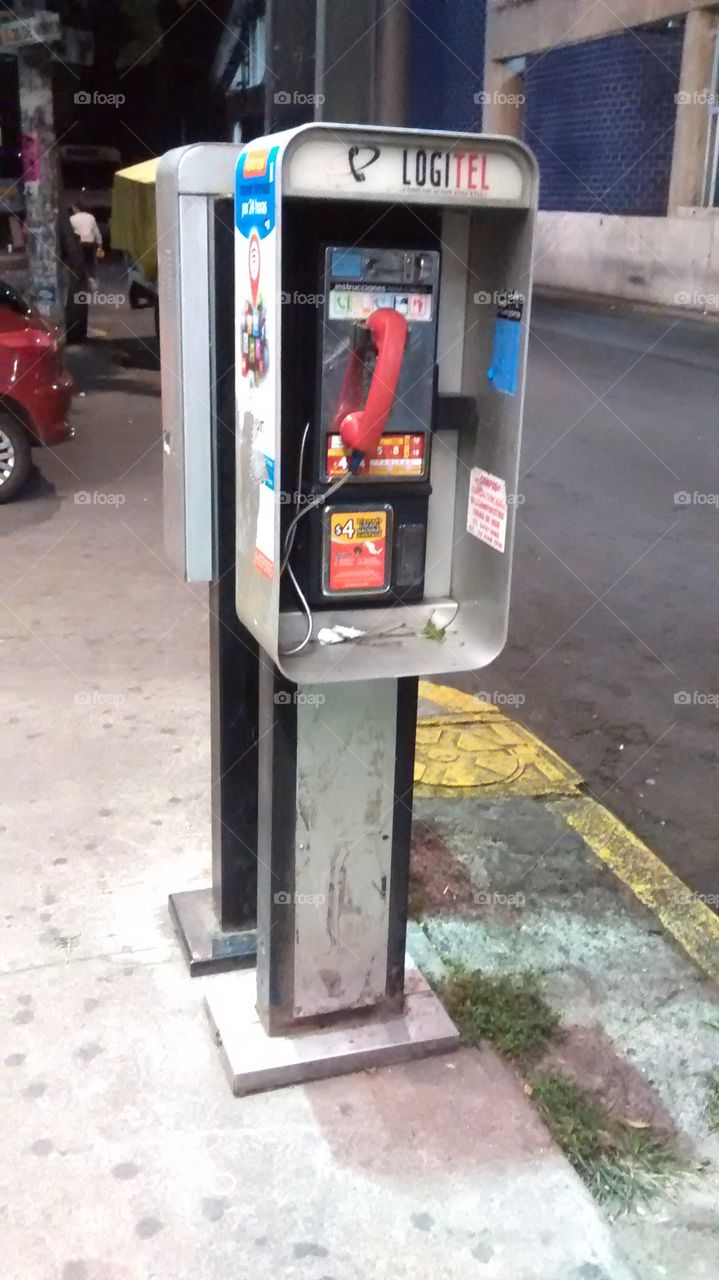 Cabina telefónica. Cabina telefónica frente a la estación del tren ligero Goitia en Xochimilco, México, D.F.