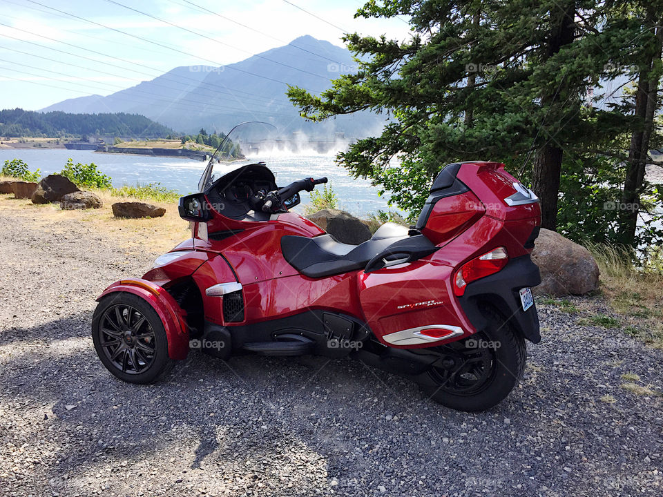 2015 Can-Am  RT-S SE6. Stopped on my Can Am along the Columbia River to enjoy the scenic view with Bonneville Dam in the background