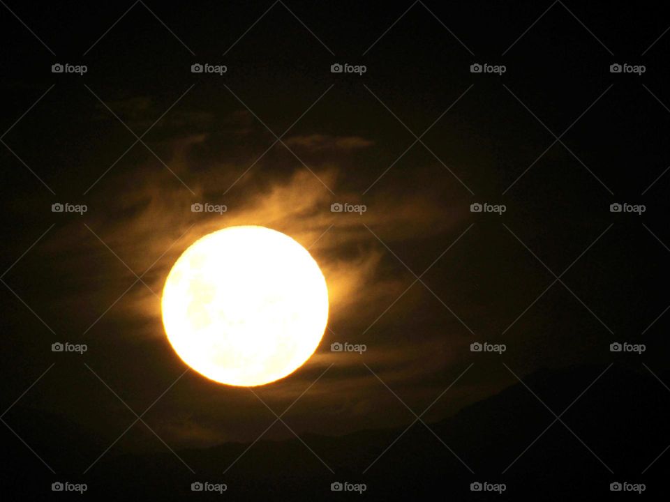 luna llena asomándose por la cordillera