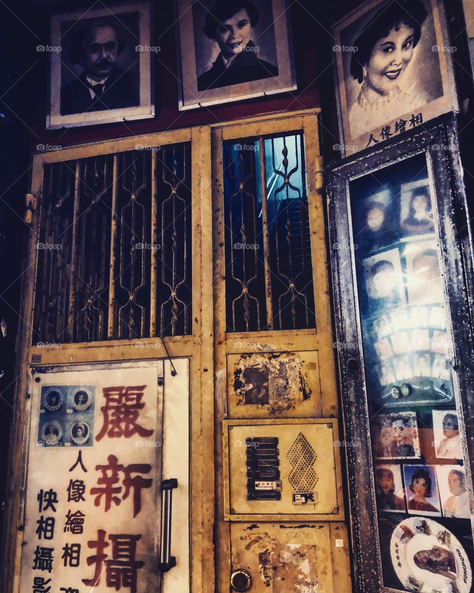 #懷舊影樓系列 #old #history #photography #classic #historic #shooting #唐樓 #freezethemoment #舊影片 #影樓 #影相佬 #紅磡 #土瓜灣 #hk #kln #傳統 #2018 #ipx #nightwalk #protrait #麗新攝影 #快相
