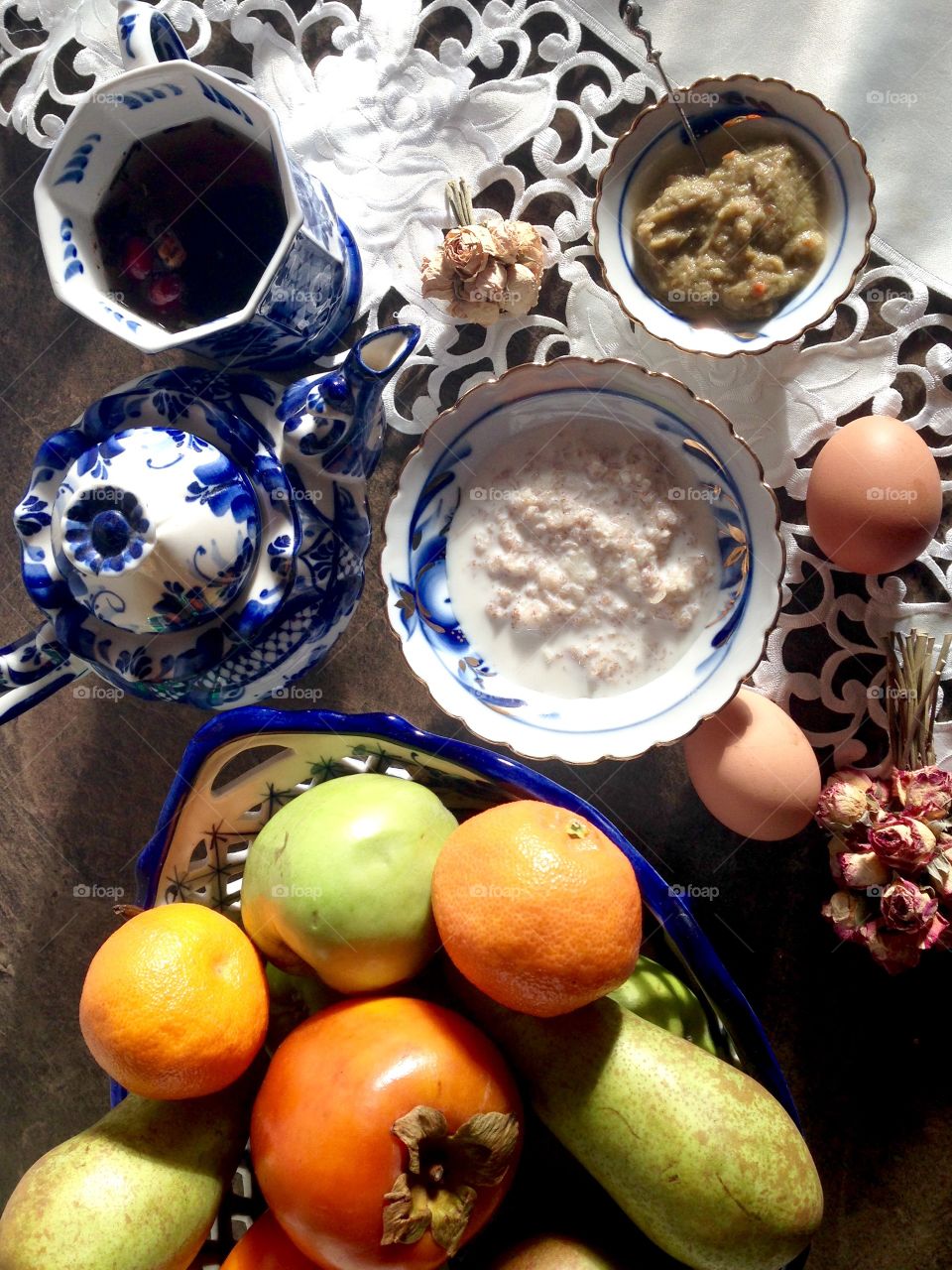 Healthy breakfast with fruits and cereals 