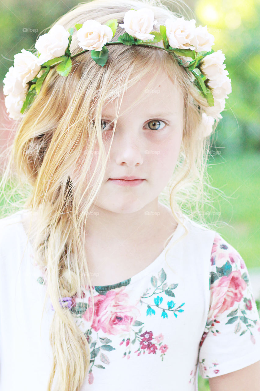 Messy hair + flower crowns + green eyes =👌🏼