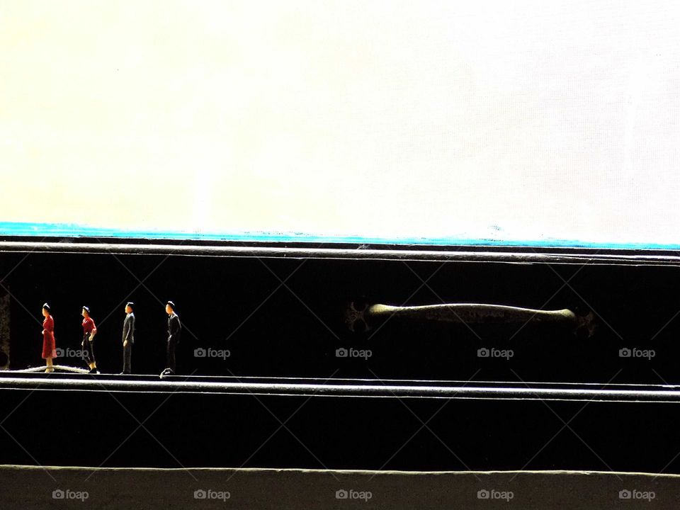 The world is covered, standing around the window