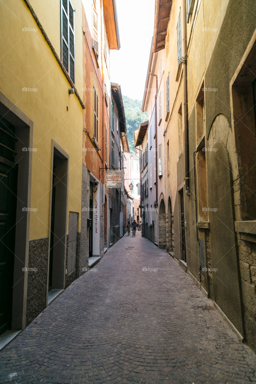 Lago Como no norte da Itália é um lugar lindo para se conhecer na Europa, com paisagens incríveis!