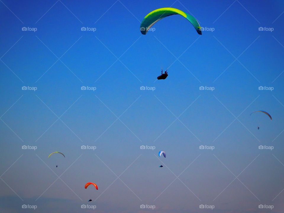Paraglider’s enjoying summer