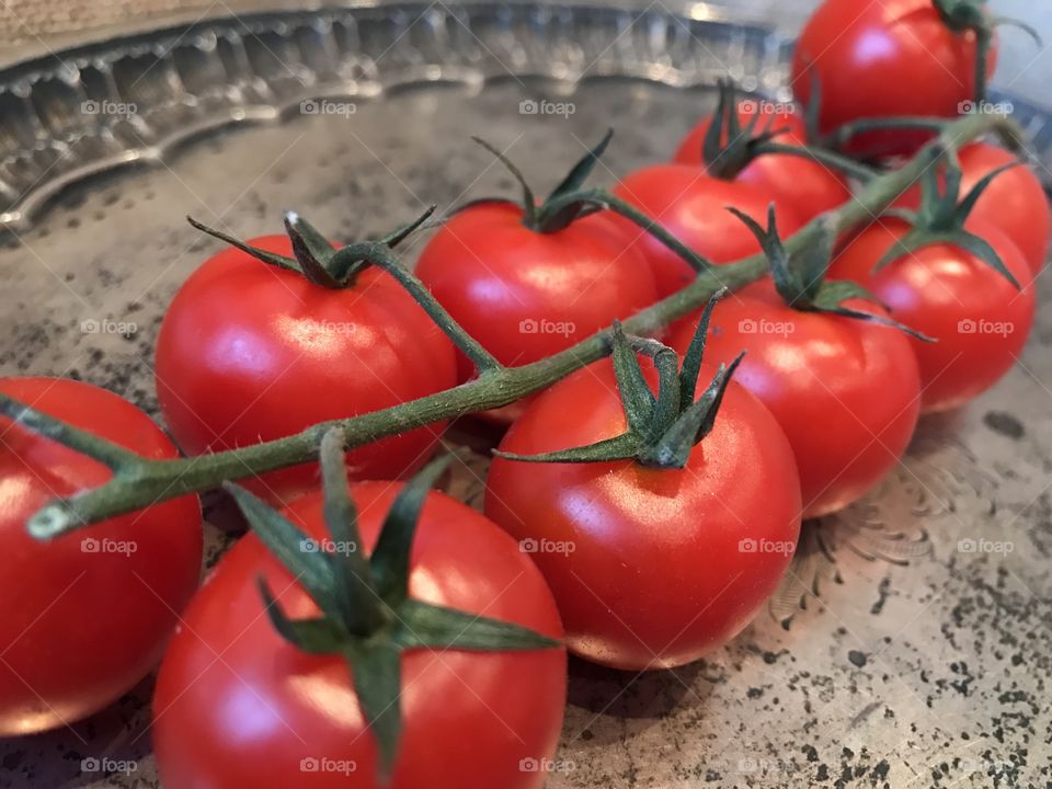 red cherry tomatoes