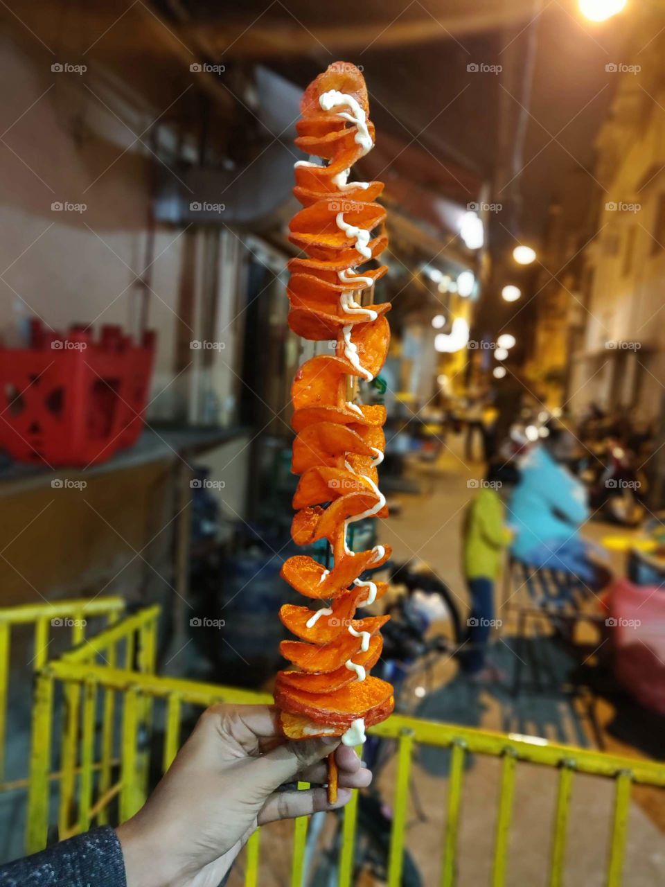 ever tried potato twister? we'll go ahead and try the yummy long stick of potato twister from the streets of Bangalore..πππ