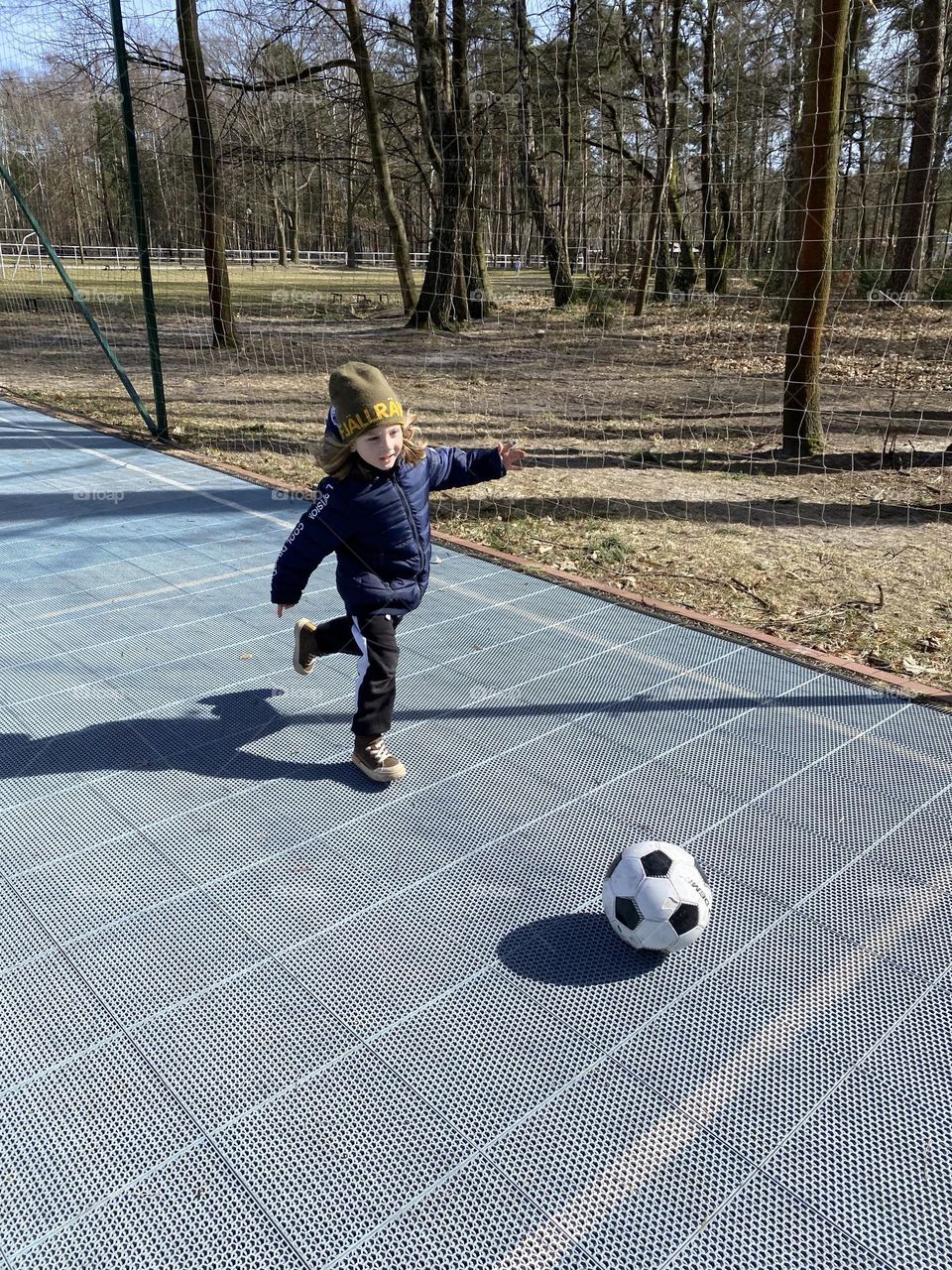 Little boy playing soccer ⚽️