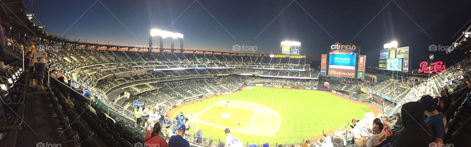 Citi field . NYM vs NYY GAME 3. 2015 subway series underway. Energy is booming 🙌🏽