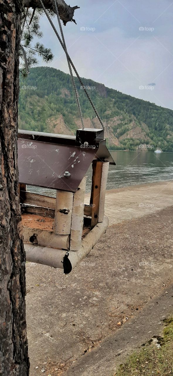 кормушка для птиц с видом на реку