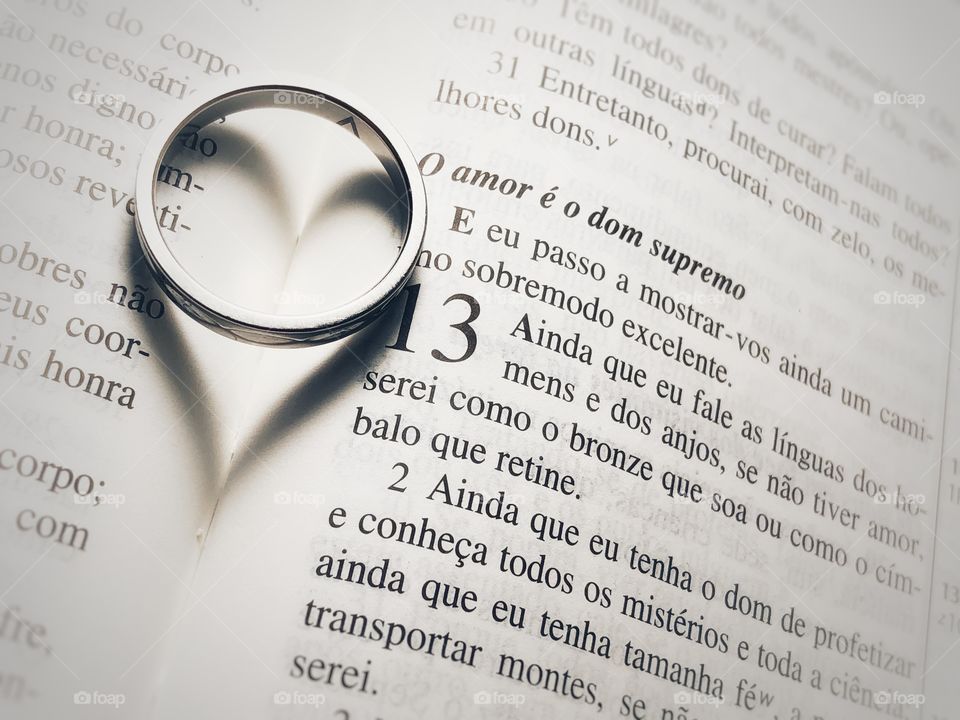 A Heart shaped shadow, marking a beautiful verse about Love in the Bible, in Portuguese: “If I speak the tongues of men and of angels, but have no love, I am a noisy gong or a clanging cymbal”