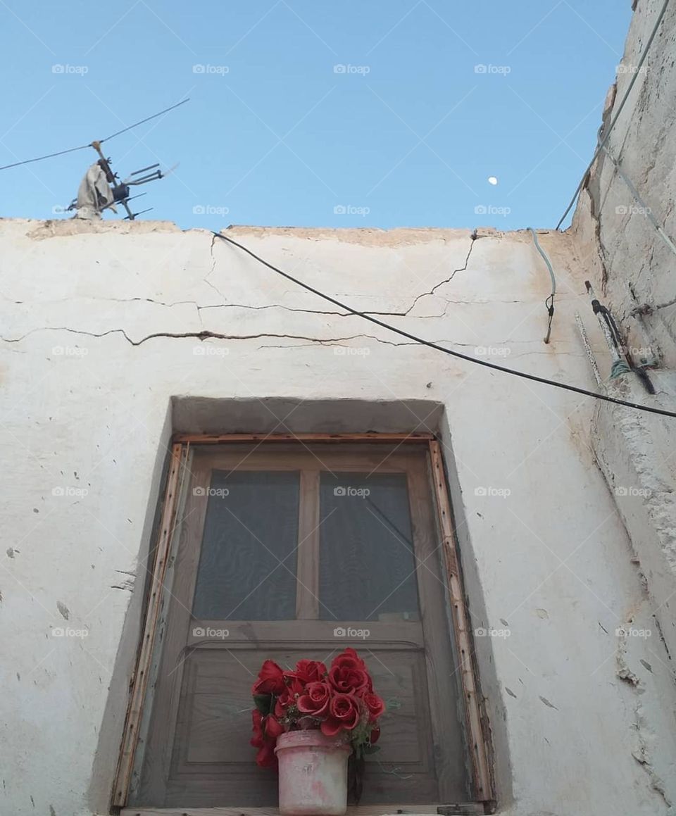 The abandoned house with its traces