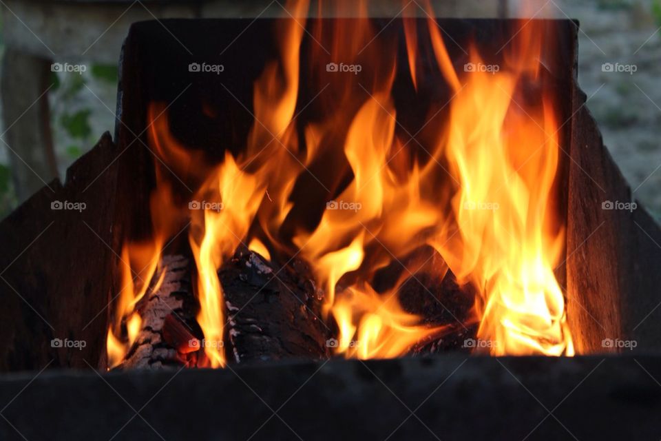 wood hot fire bbq by lanocheloca