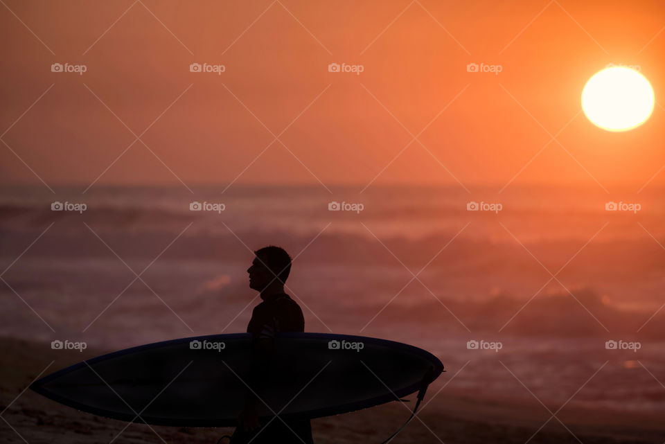 Sillhouette of a surfer