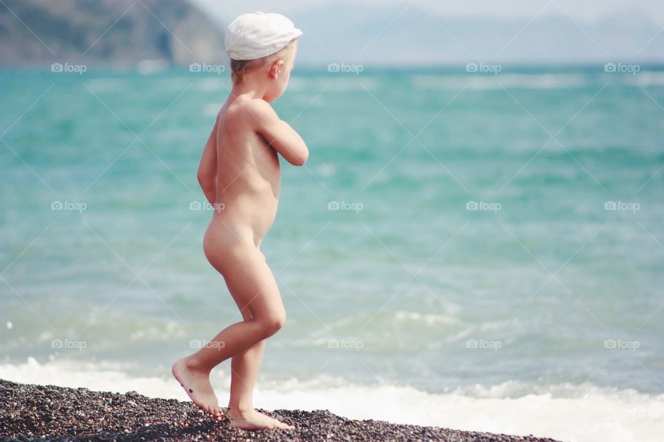 Naked kid at the beach 