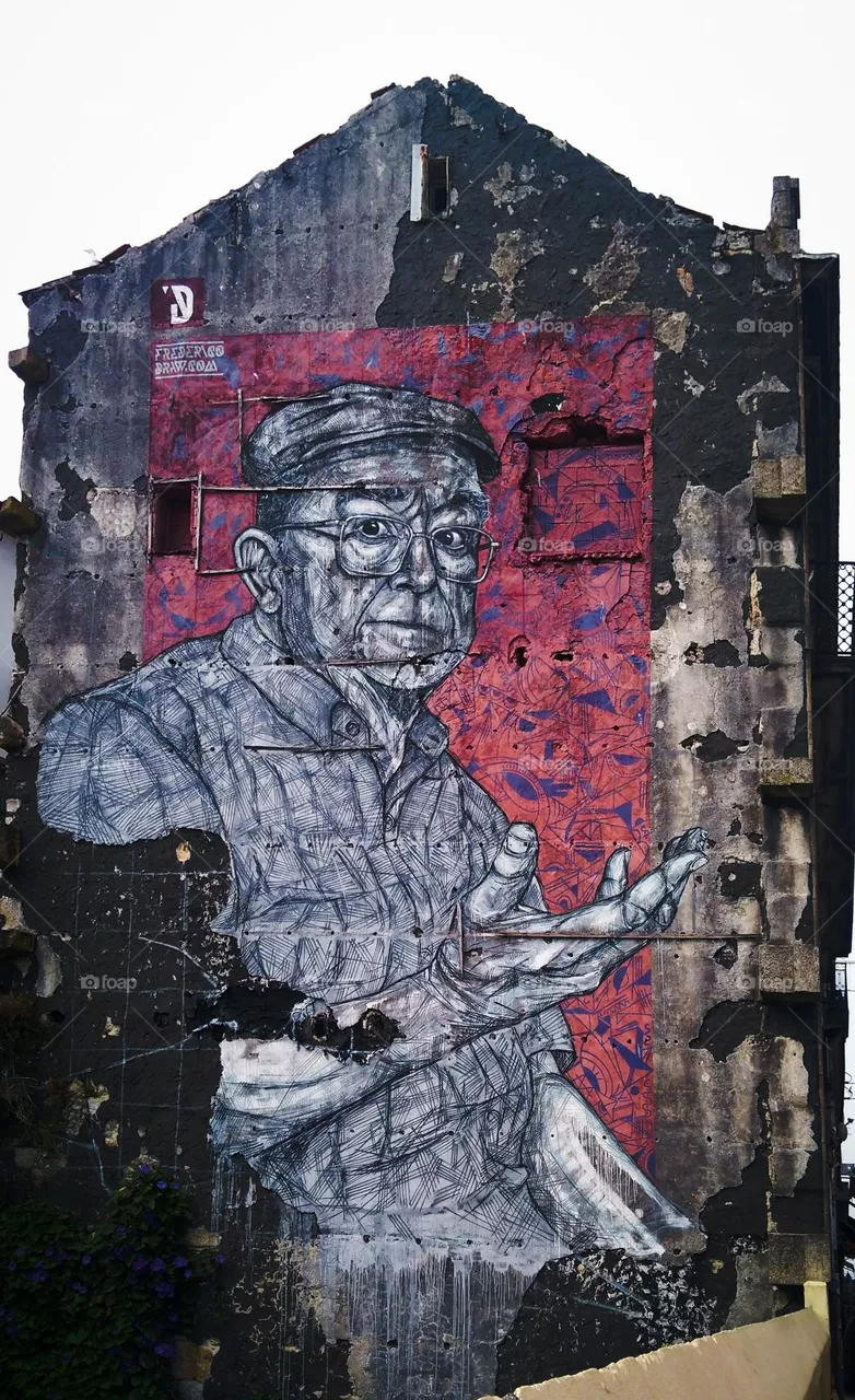 Street art in the Portuguese city of Porto by street artist Frederico Draw