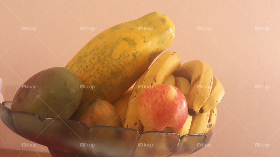 maçãs, bananas, mangas e mamão