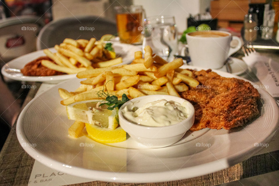 Becka steak with tartar sauce and ponfrit