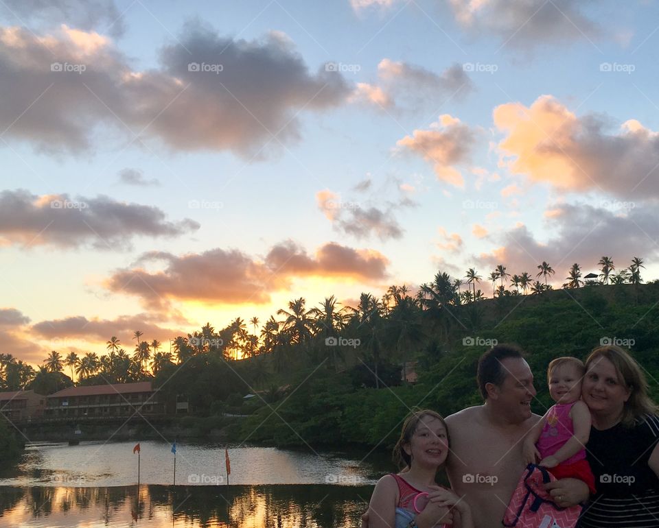 Nossa família curtindo o entardecer - Passeio maravilhoso à cidade de Maragogi, um paraíso no estado de Alagoas, litoral do Nordeste do Brasil. 