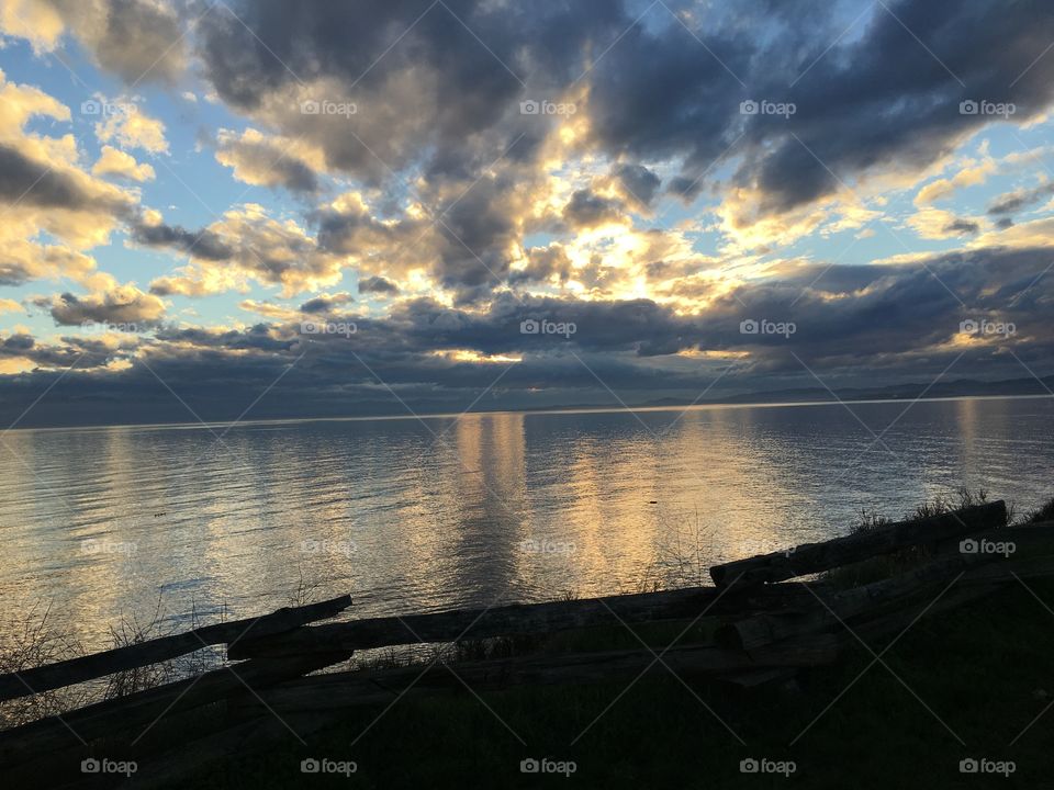 Sun  and clouds over the ocean 