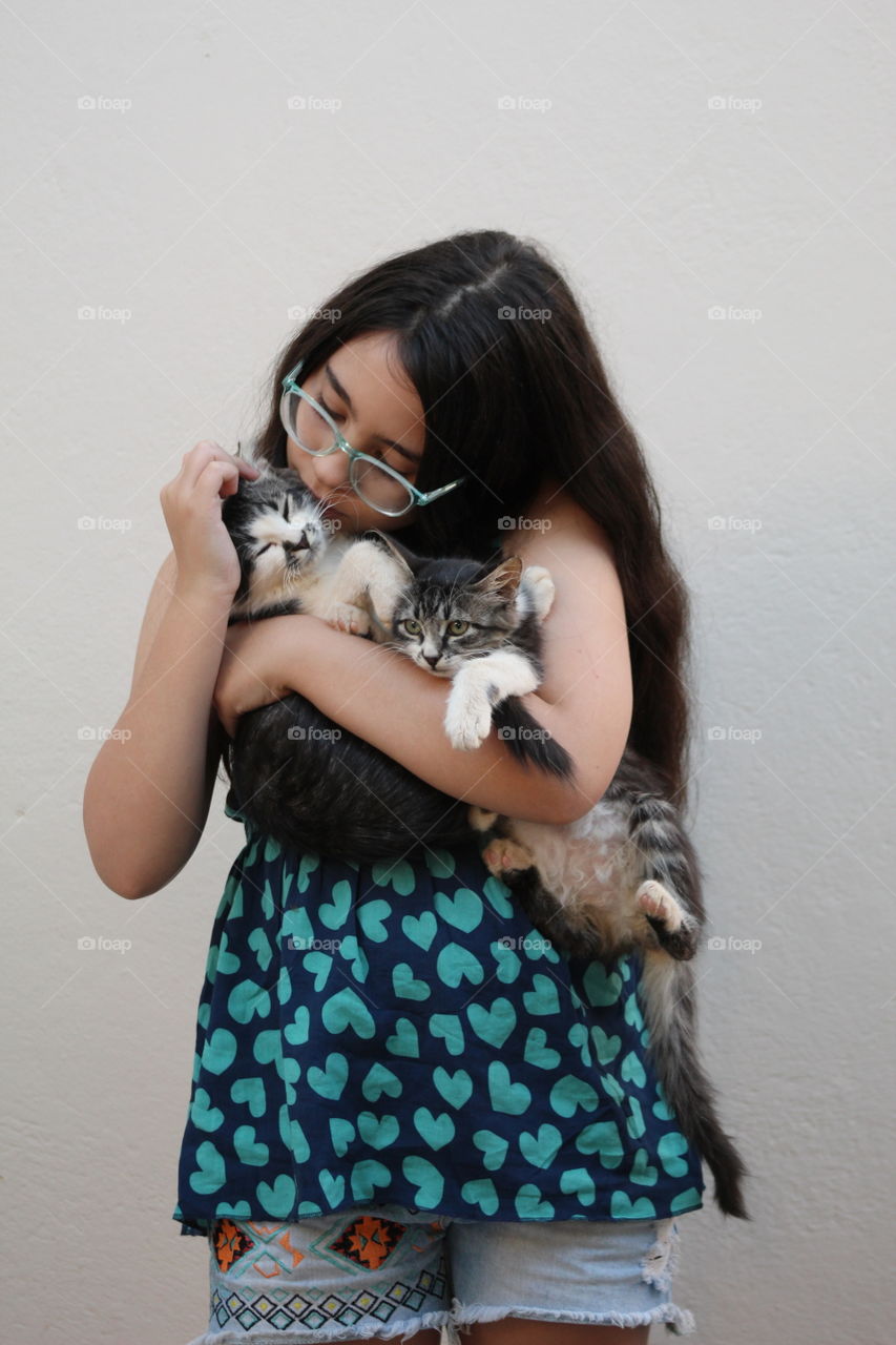 girl e cats