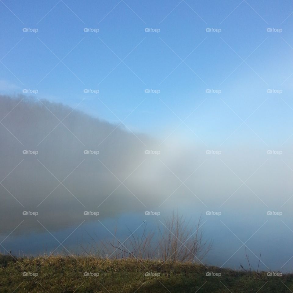 Fog on the lake. West Virginia park.