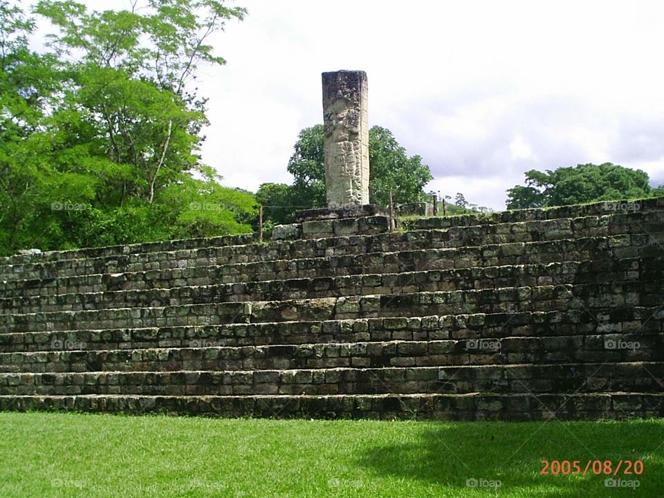 Gradas, Estatua y templo Maya en Copan, Honduras.