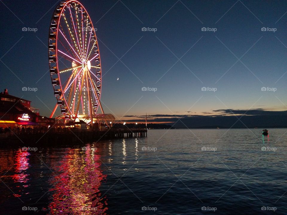 Ferris wheel in Seattle during dusk.