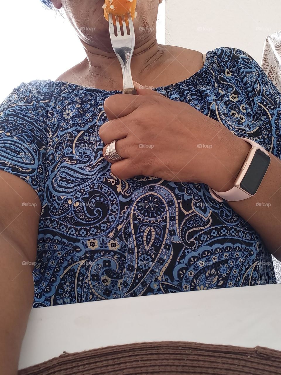 A regra para segurar o garfo.  Segure o garfo com a mão  esquerda e, corte os alimentos tendo a faca na mão  direita. O garfo é um utensílio  de mesa, que serve  para espetar, segurar e levar o alimento à boca