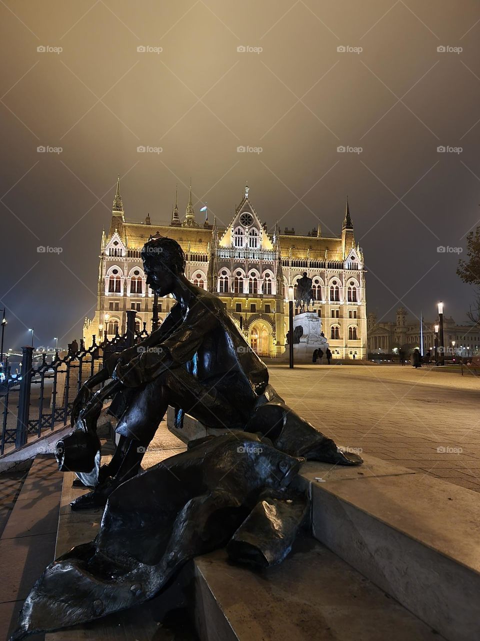 Parlamento de Budapest en la noche es Top