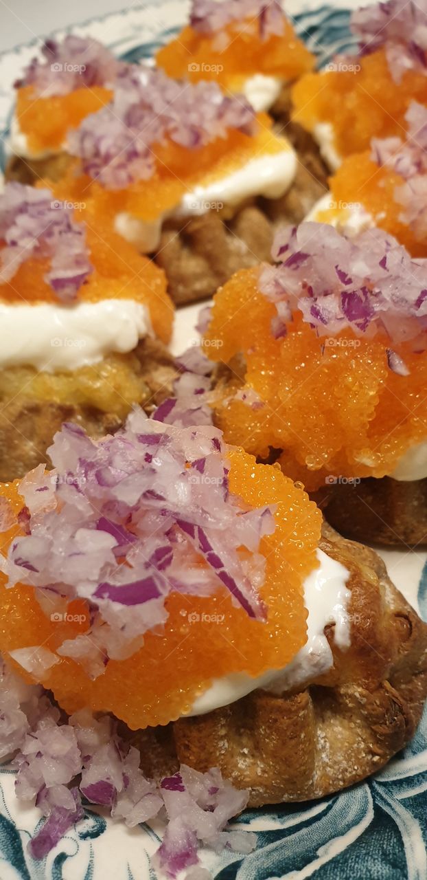 roe and red onion on crackers