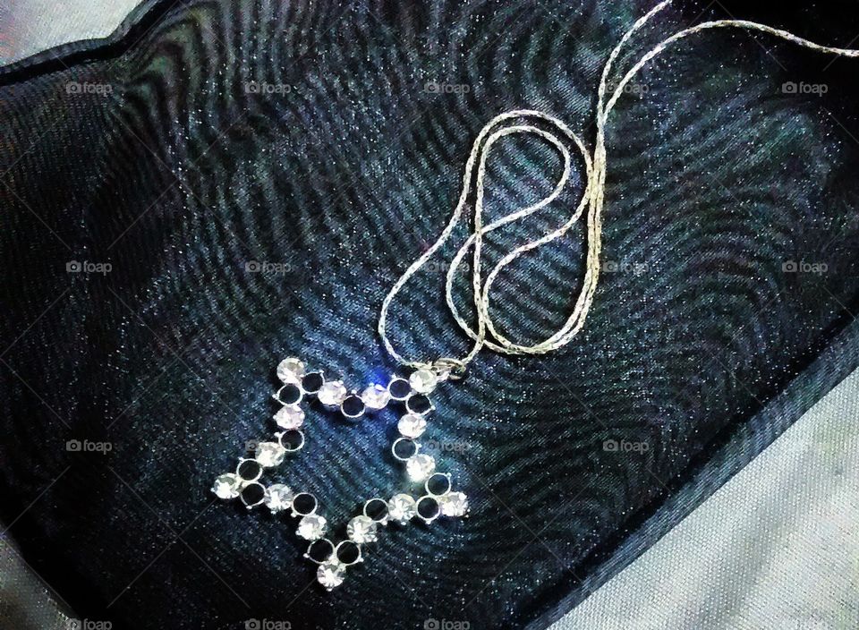 Um estrela nunca brilha só