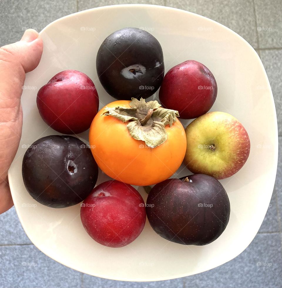 Êba! Hoje temos como sobremesa nossas frutas bem fresquinhas: à mesa, ameixas importada e nacional, maçã e caqui.
Coma frutas, a saúde agradece.
Ops: estão super-doces…