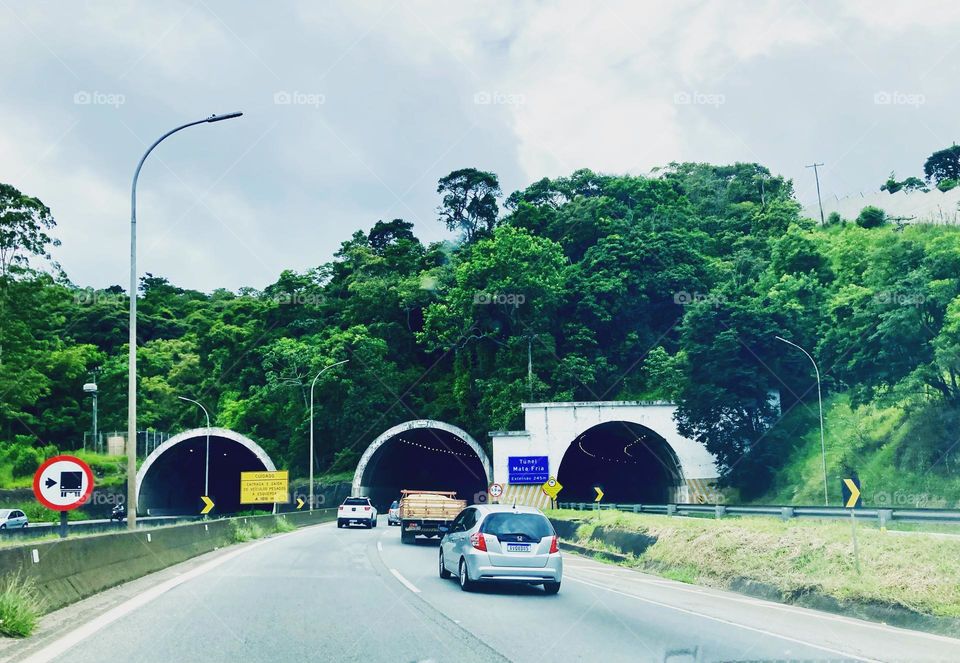 Minha “primeira vez” com trânsito livre no túnel da Mata Fria!

Sempre que passo aqui, está chovendo, ou tem acidente, ou ainda excesso de veículos. Arre!

Por mais vezes assim…