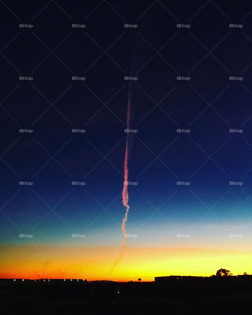 A pink trail left in the sky: an amazing inspirational photograph to show the night turning day! / Um rastro cor de rosa deixado no céu: uma incrível fotografia inspiradora para mostrar a noite virando dia!