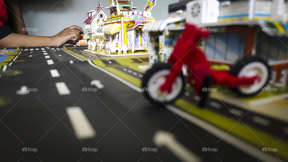 play miniature town with map