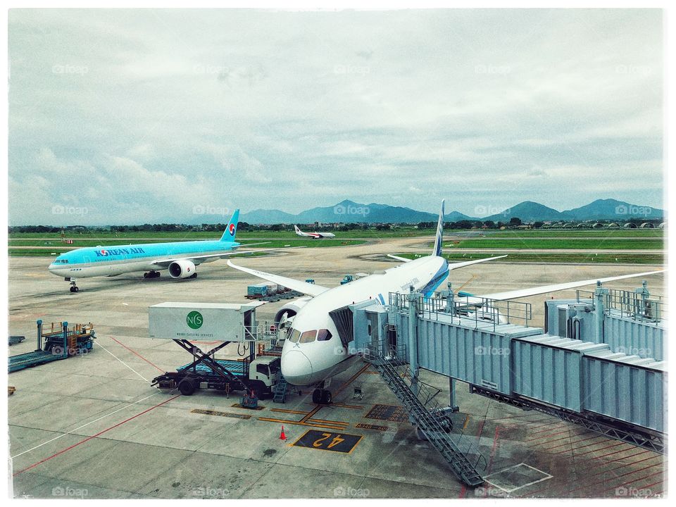 Noibai airport owned the spectacular view to the runway, airplane and mountain. Here is the Boeing family, Boeing 787-900 of ANA, Boeing 777 of Korean Air and the narrow-body jet Boeing 737-800 of Malaysia Airlines