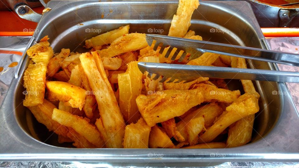 Porção de mandioca frita.