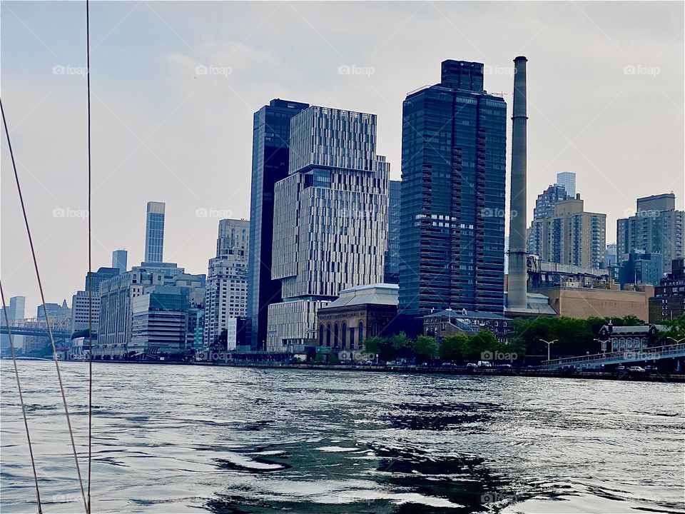 This is the „Upper East Side“ of „Manhattan“ north of 59th street and the „Ed Koch Queensboro Bridge“. We were passing by here rather slowly bringing our new „23 O‘Day“ day trip boat home to „Newtown Creek“. 2023. Hypnotic Productions