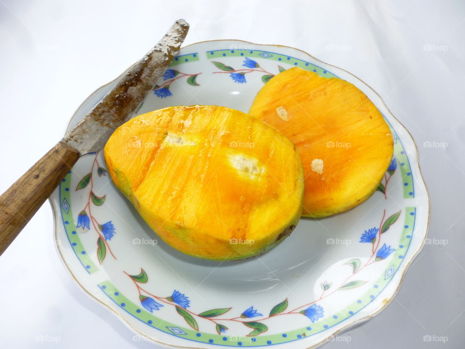 mangoes slice and old knife