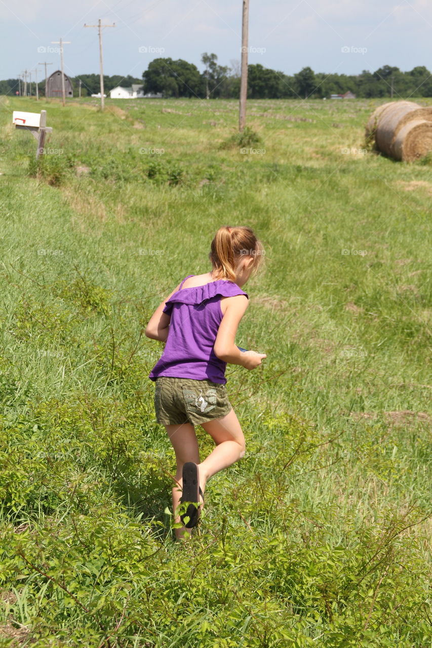 lil girl running thru the grass