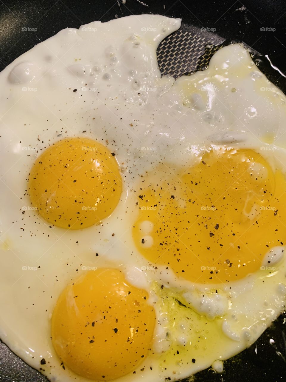 Frying eggs 