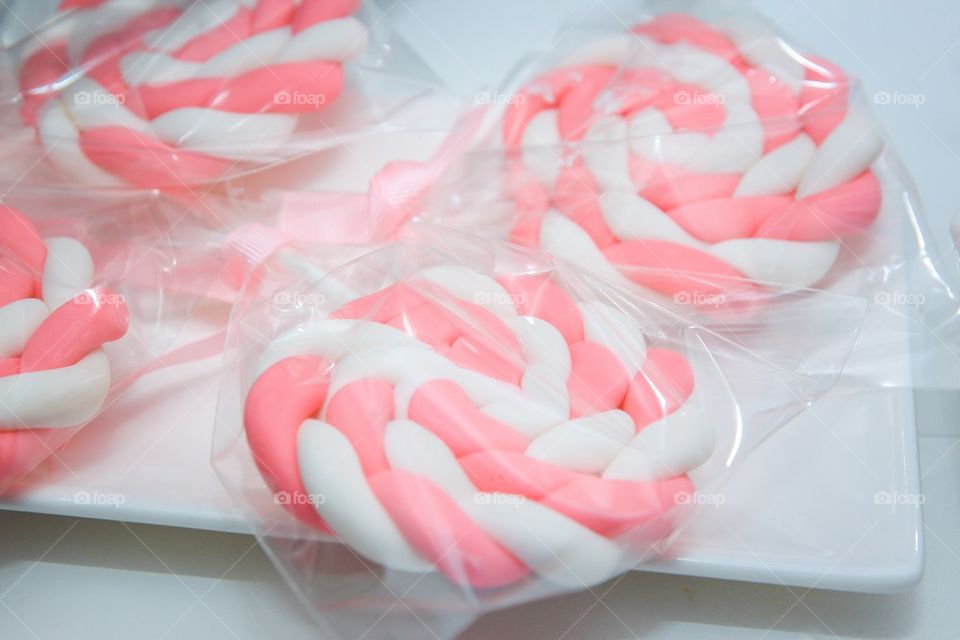 Circle rose-white candies