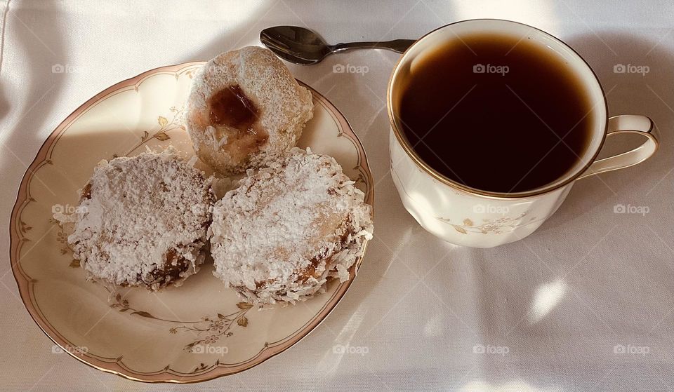 Alfajores de dulce de leche coco rallado espolvoreado con azúcar fina masita deliciosa que se puede comer a toda hora,como postre o acompañar desayunos,merienda y  como postre 