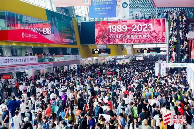 Huge crowds in China 