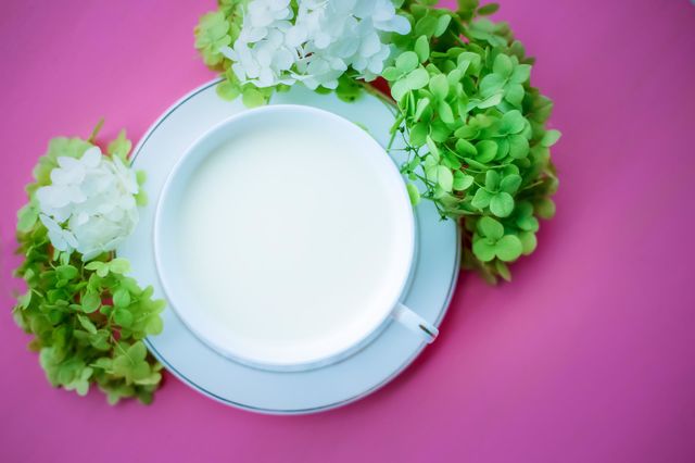 Milk and flowers 