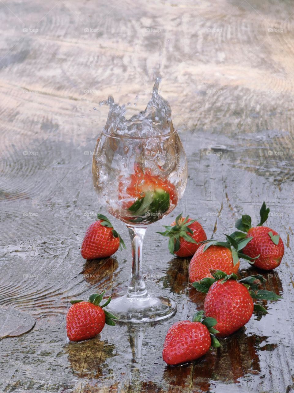 Splashes in a wine glass with a drink