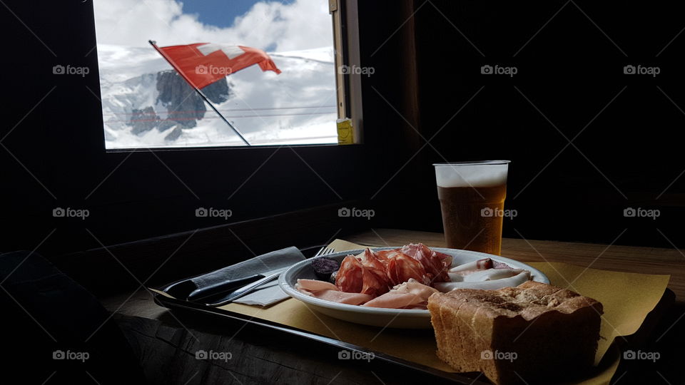 Lunch break at glacier Plateau Rosa with a stunning view of Italy and Switzerland, Breuil-Cervinia, Italia, Italien, mat med fin utsikt över gränsen mellan Italien och Schweiz , glaciär 